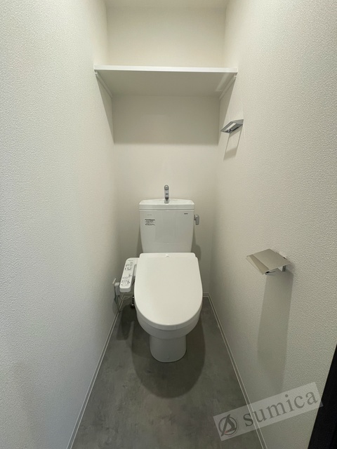 トイレ　人気アイテムの温水洗浄便座。清潔感のあるトイレです。