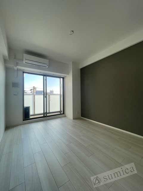 バルコニー　内装は落ち着いています。おおきな窓で明るさを演出。