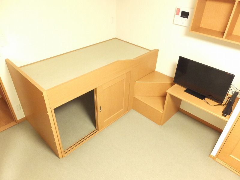 その他部屋・スペース　ベット下だけでなく階段部分も収納スペースになっています。
