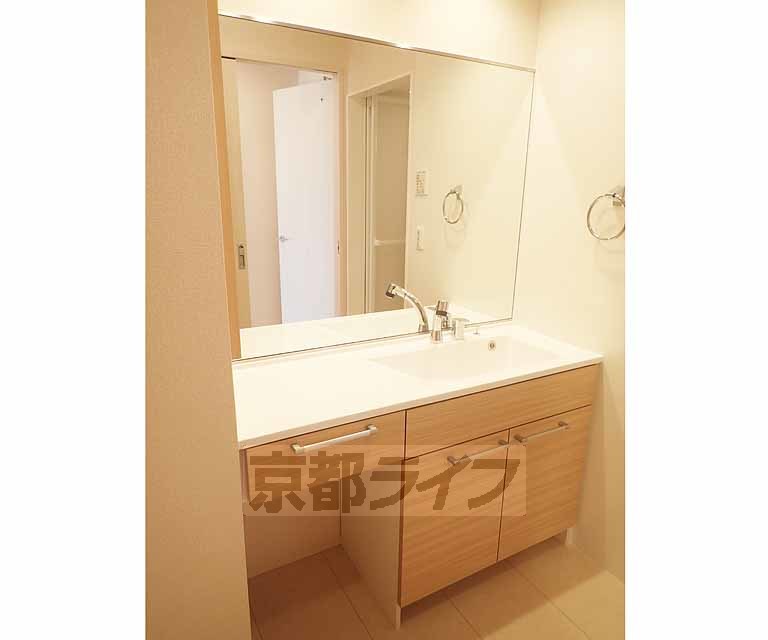 洗面設備　高級感のある洗面台です。