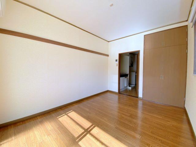 その他部屋・スペース　出窓は明るくて色々置けて便利なのですよ