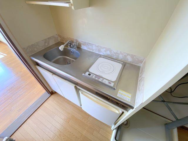 キッチン　１ドアの冷蔵庫ですがしっかり氷も作れるのですよ