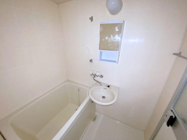 バス・シャワールーム　もちろん風呂トイレ別。快適に過ごせます。