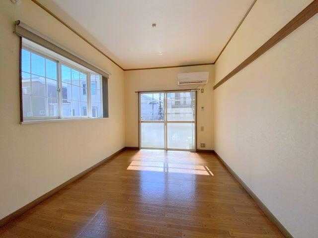 居室・リビング　室内とてもきれいで明るいですよ。