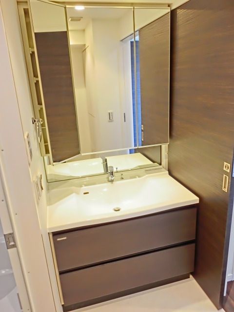 洗面設備　化粧台付き独立洗面台