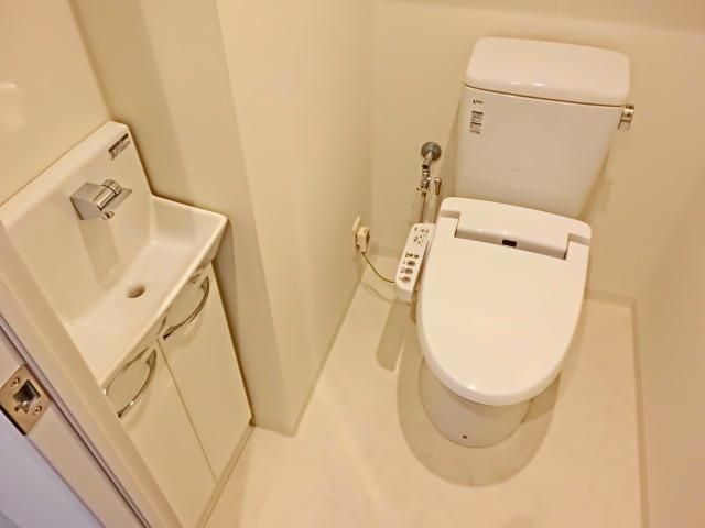 トイレ　ミニ洗面台・温水洗浄便座