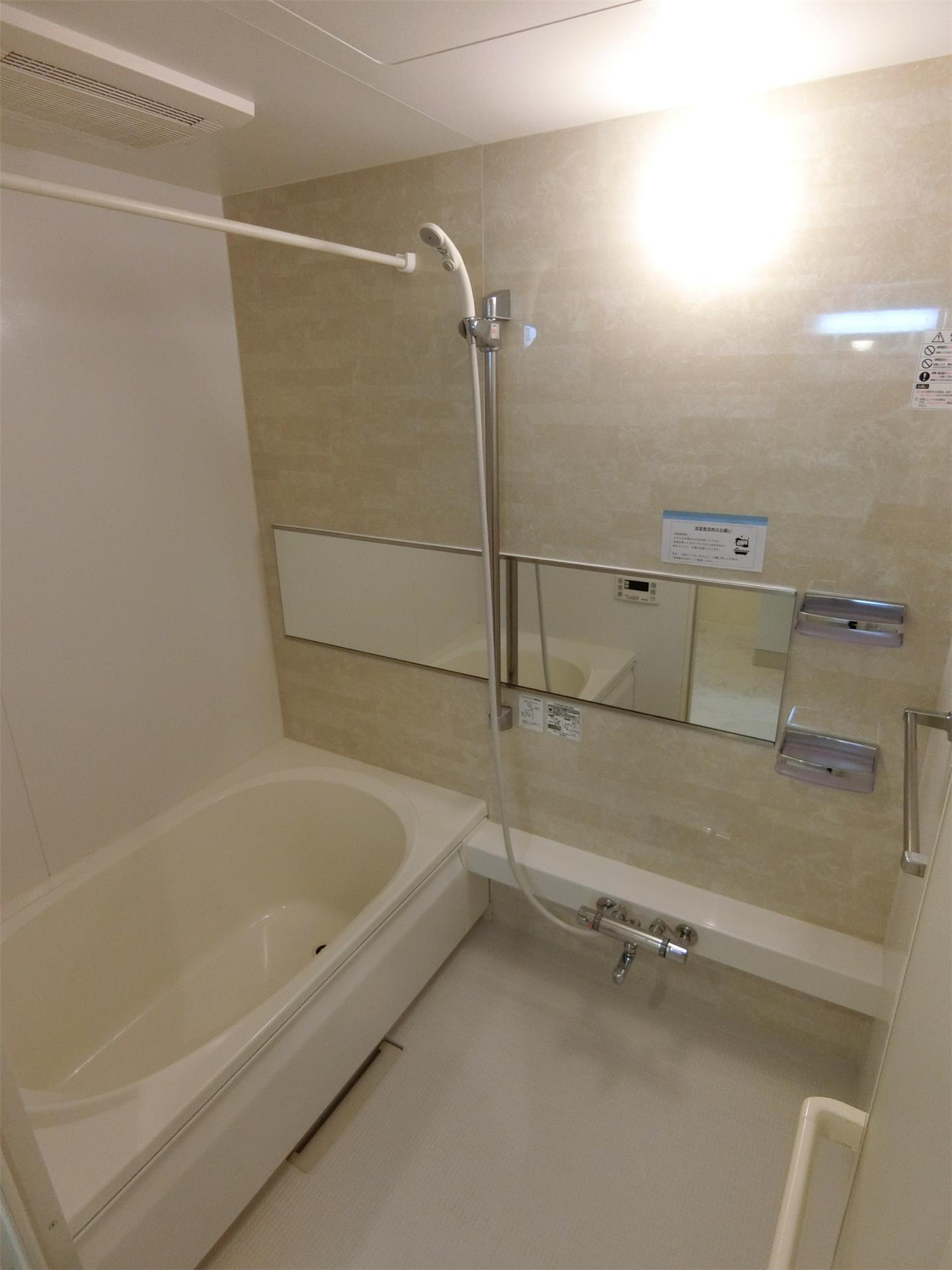 バス・シャワールーム　追い焚き給湯・浴室乾燥機があります。