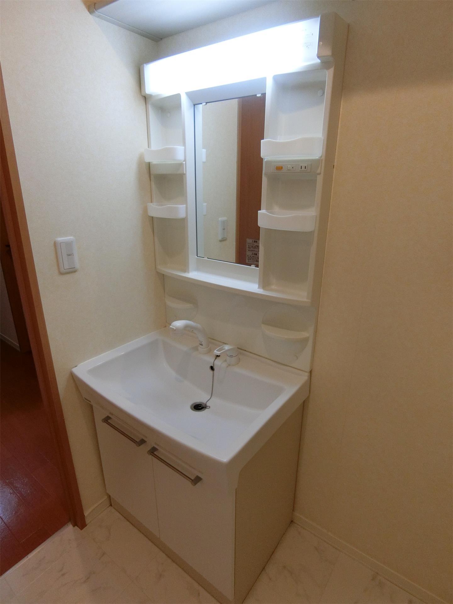 洗面設備　独立洗面台です。便利なシャワー水栓付き。