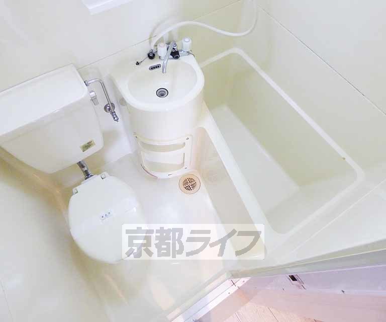 バス・シャワールーム　清潔感あるバスルーム