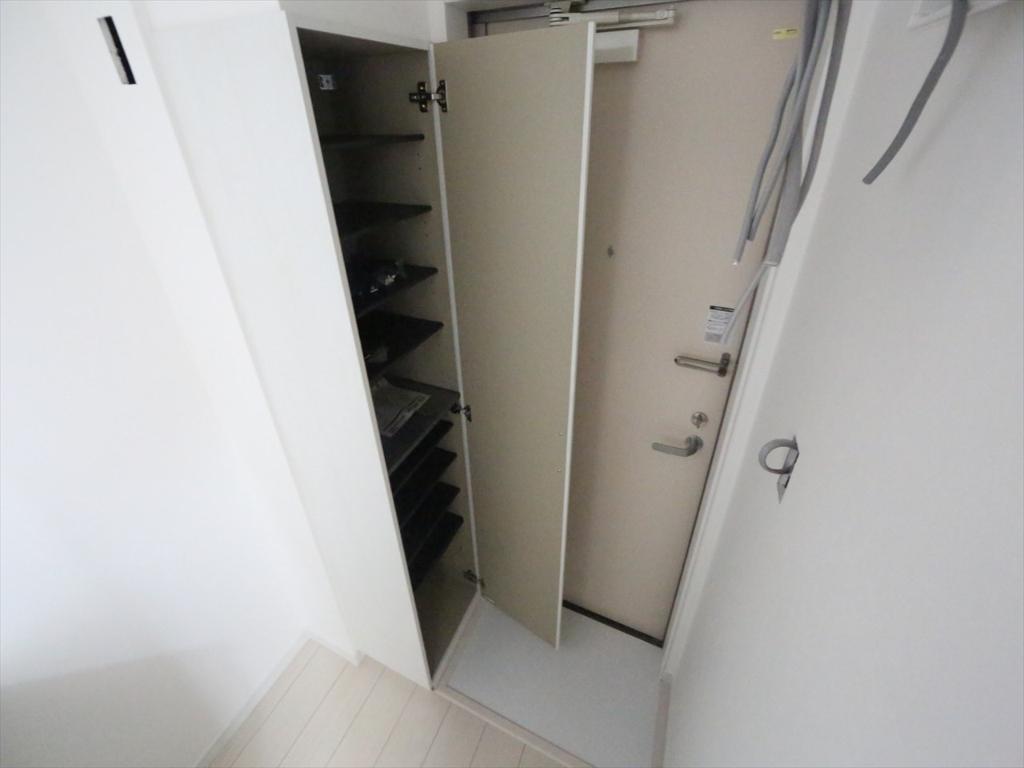 玄関　玄関　シューズボックス付（収納充実してます）