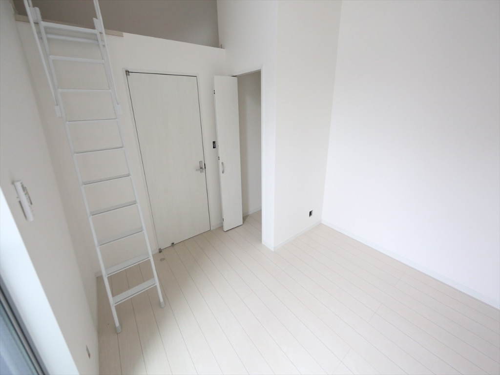 居室・リビング　洋室5.7帖　ロフト4.7帖（収納でもお部屋でも使えます）