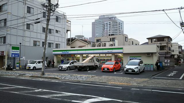 コンビニ　ファミリーマート本駒込二丁目店（コンビニ）まで400m