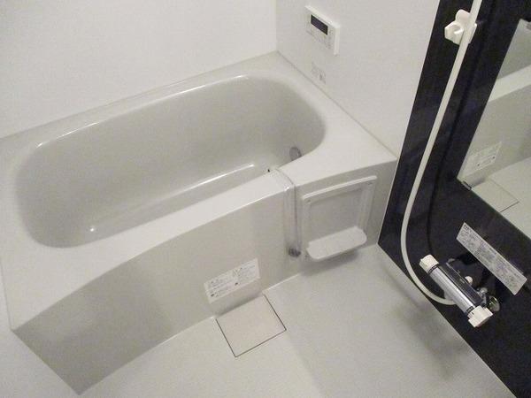 バス・シャワールーム　浴室乾燥機、追い焚き機能付きバス！