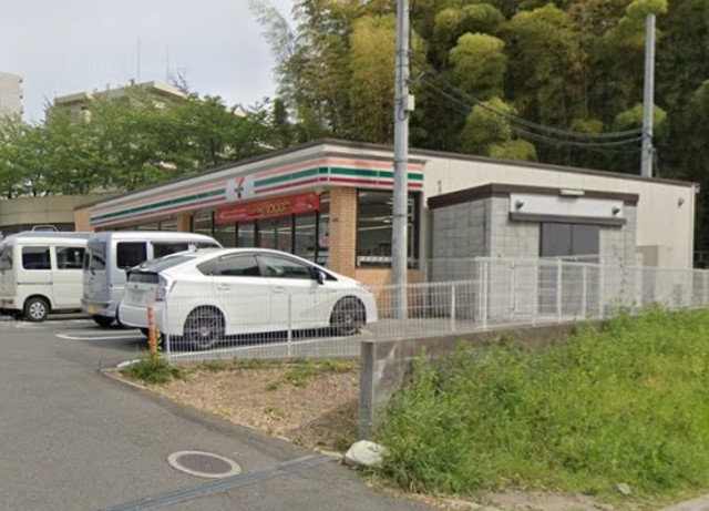コンビニ　セブンイレブン　吹田山田東4丁目店（コンビニ）まで714m
