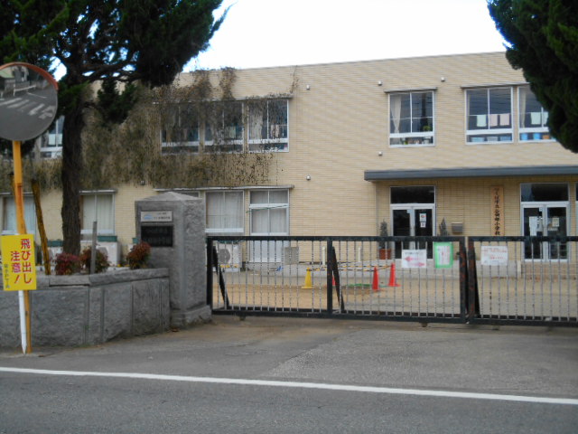 小学校　つくば市立谷田部小学校（小学校）まで671m