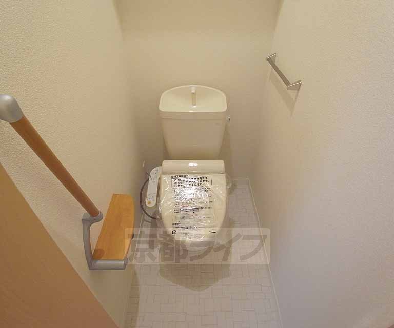 トイレ　ウォシュレットはもちろん、補助手すり付いてます！