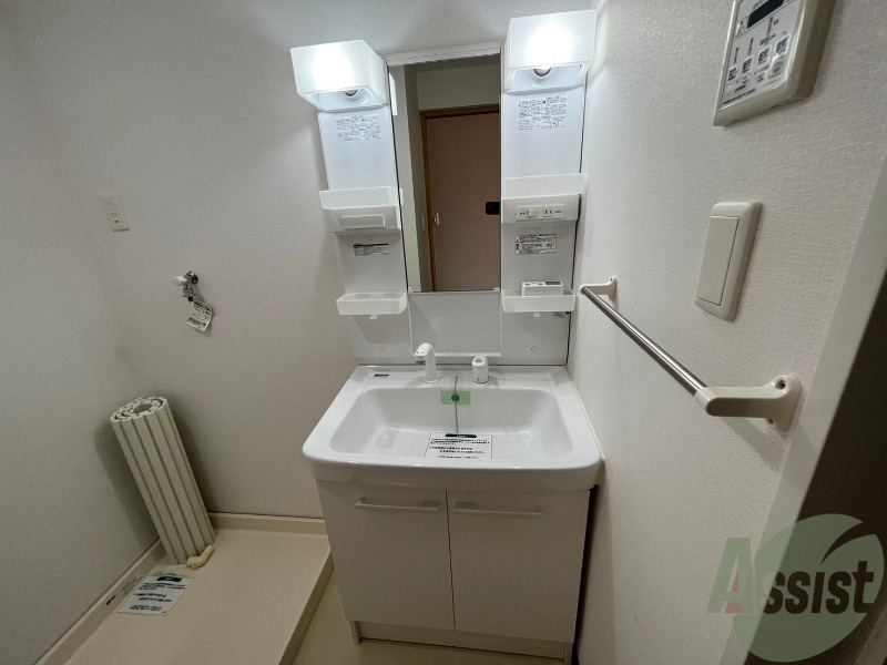 洗面設備　洗面化粧台も独立しており、洗面台の棚も利便性がありますね。