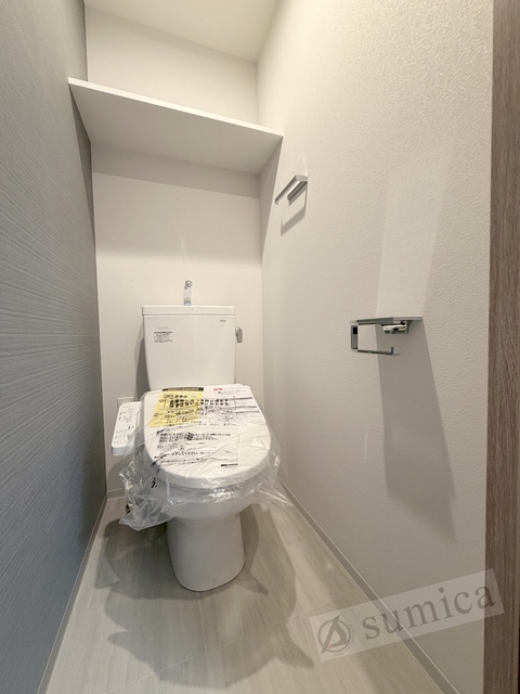 トイレ　人気アイテムの温水洗浄便座。清潔感のあるトイレです。