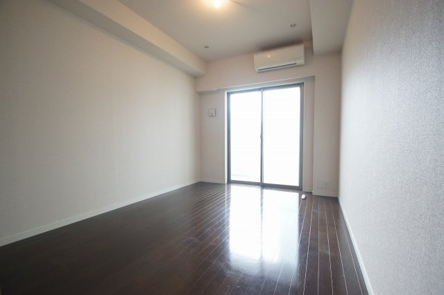 居室・リビング　約6.9帖の洋室です