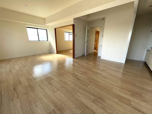 居室・リビング　南向き14帖リビング♪