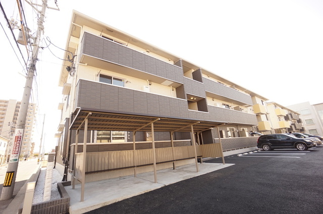 駐車場　駐車場（手前は駐輪場）