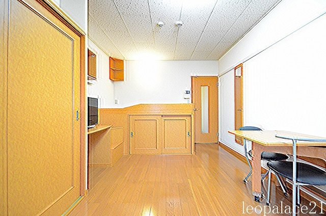 居室・リビング　備品や設備仕様は号室等により異なります現地をご確認下さい。