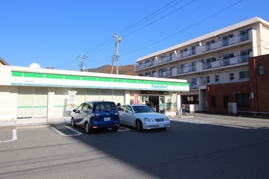 コンビニ　ファミリーマート甲府千塚店（コンビニ）まで144m