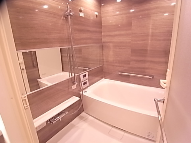 バス・シャワールーム　浴室乾燥機付きのバスルーム