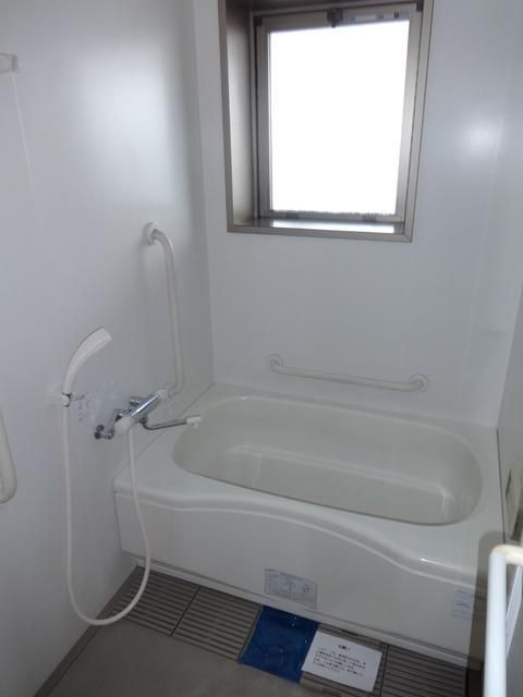 バス・シャワールーム　★★窓付きの広いお風呂です★★