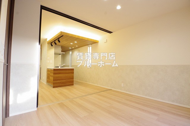 居室・リビング　12.8帖の広いリビングです！