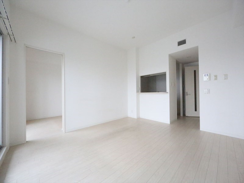 居室・リビング　ＬＤＫ13.5帖　カウンターキッチン　南面バルコニー