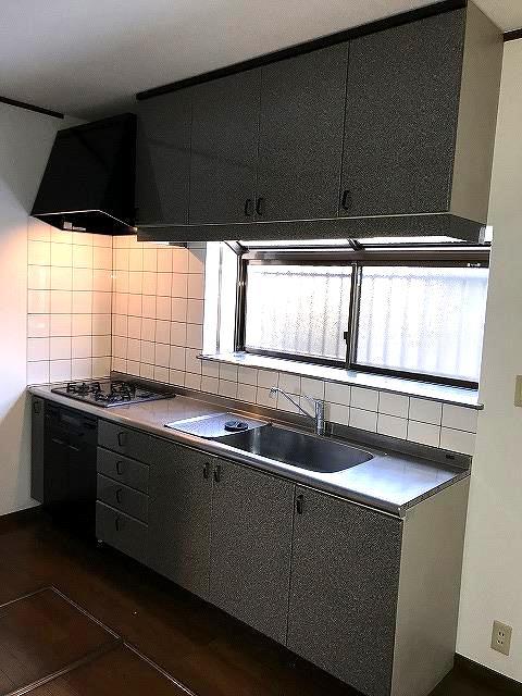 キッチン　３口コンロシステムキッチン　グリル付き