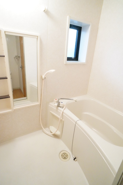 バス・シャワールーム　バストイレ別なのでゆったり癒しのバスタイムを満喫できますね♪