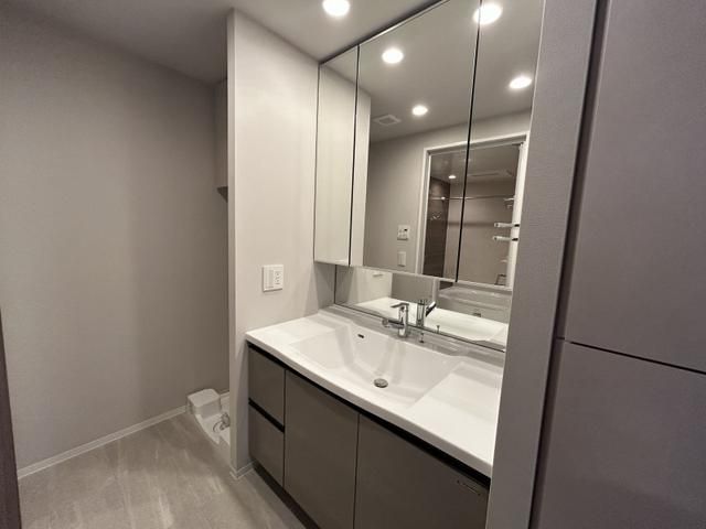 洗面設備　明るい洗面所です