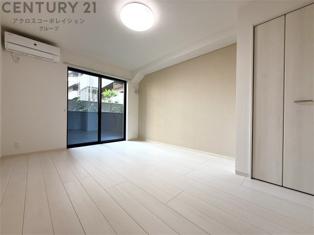 居室・リビング　エアコン付き8.2帖の洋室です♪