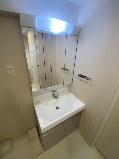 洗面設備　三面鏡でスタイリングも自由自在