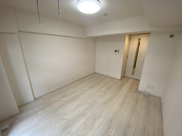 居室・リビング　壁が綺麗に使えるの家具のレイアウトも◎