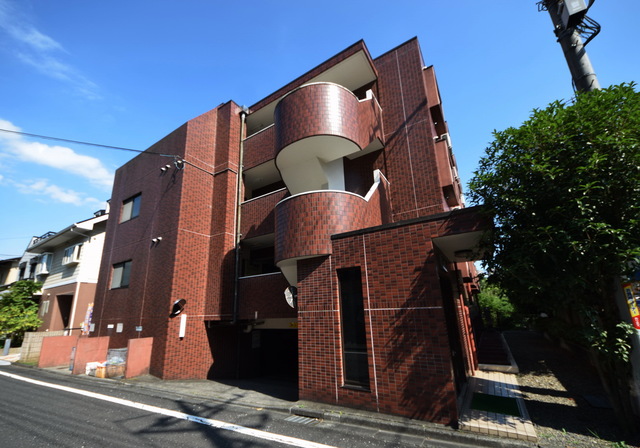 建物外観　～青い空っ白い雲っ～