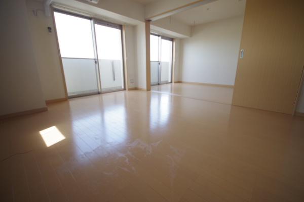 居室・リビング　洋室からリビング