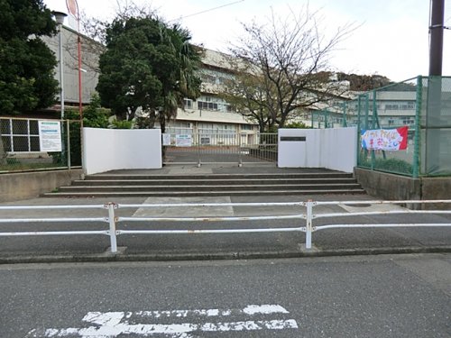 小学校　横浜市立釜利谷東小学校（小学校）まで661m
