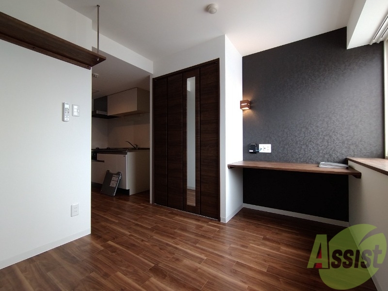 居室・リビング　アクセントクロスがお洒落なお部屋になっています！