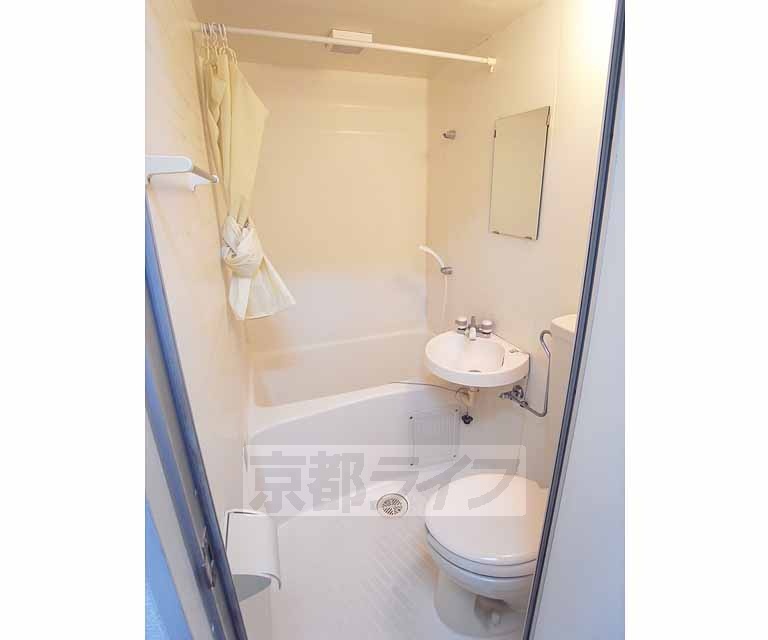 洗面設備　ユニットバスに洗面台付き。