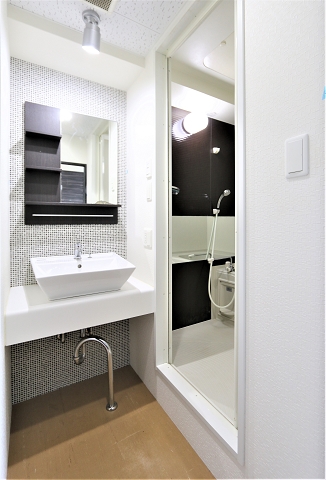 洗面設備　デザインクロスで洗面台もおしゃれです