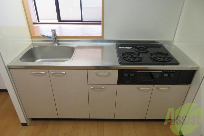 キッチン　大き目のキッチンでスペースも広く使いやすくなっております。