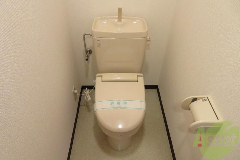 トイレ　ウォシュレット付きのシンプルなトイレですね。きれいです。