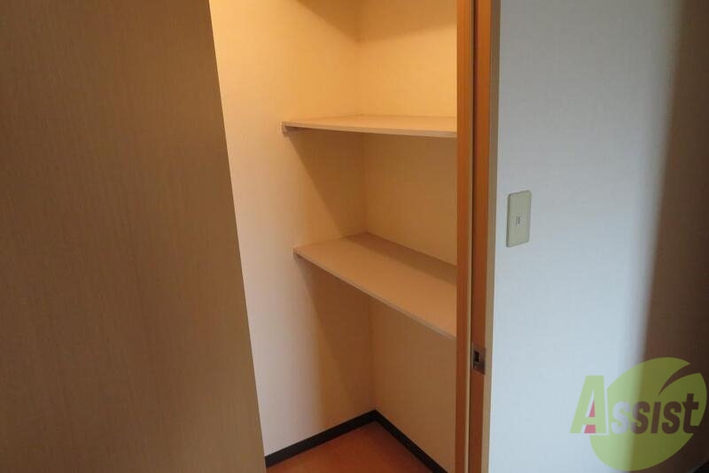 収納　こちらはクローゼットです。スーツやコート、いろいろ入ります。