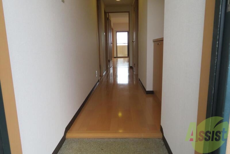 玄関　玄関をあけてすぐに室内が見えないのでプライバシーも守れます