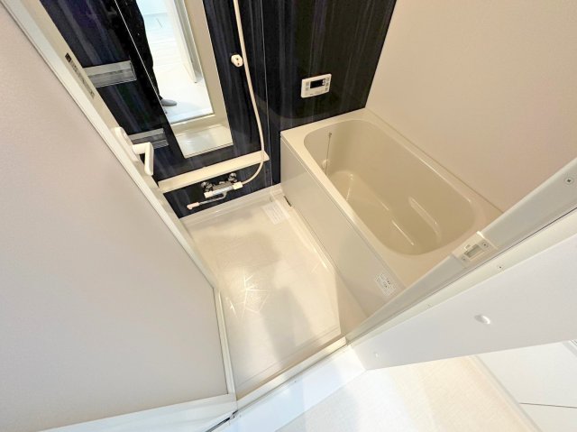 バス・シャワールーム　広めのお風呂は一日の疲れを癒してくれます。