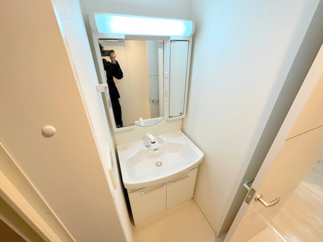 洗面設備　人気の独立洗面所にはうれしいシャンプードレッサーが付いてます