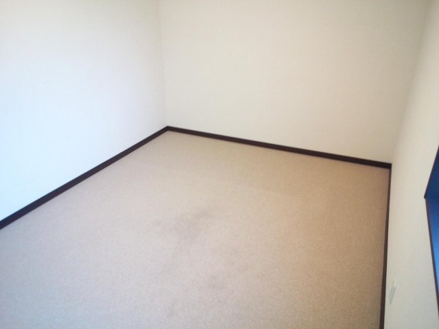 居室・リビング　同物件、別号室のものです。